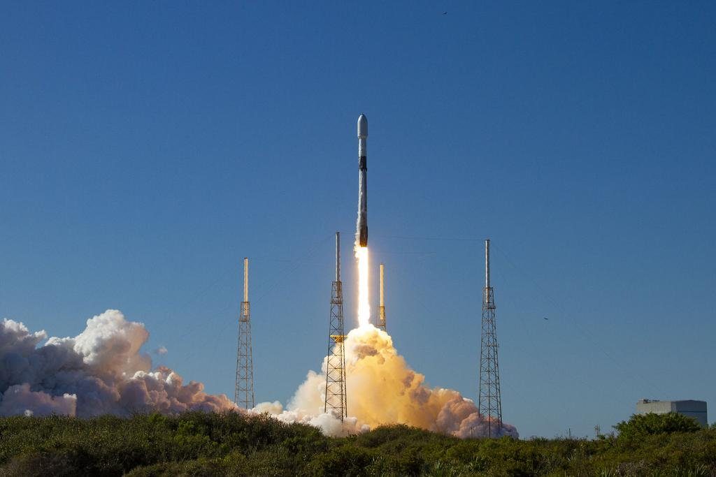Alba Cluster 3/4 lifting off on SpaceX Falcon 9
