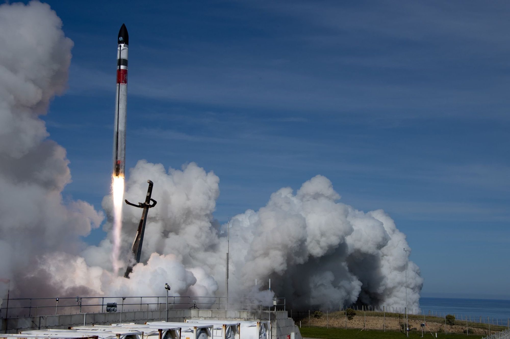 Alba Cluster X lifting off on Rocket Lab Electron